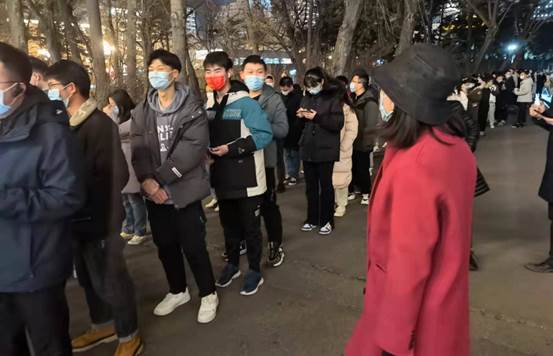 女人看着电脑描述已自动生成