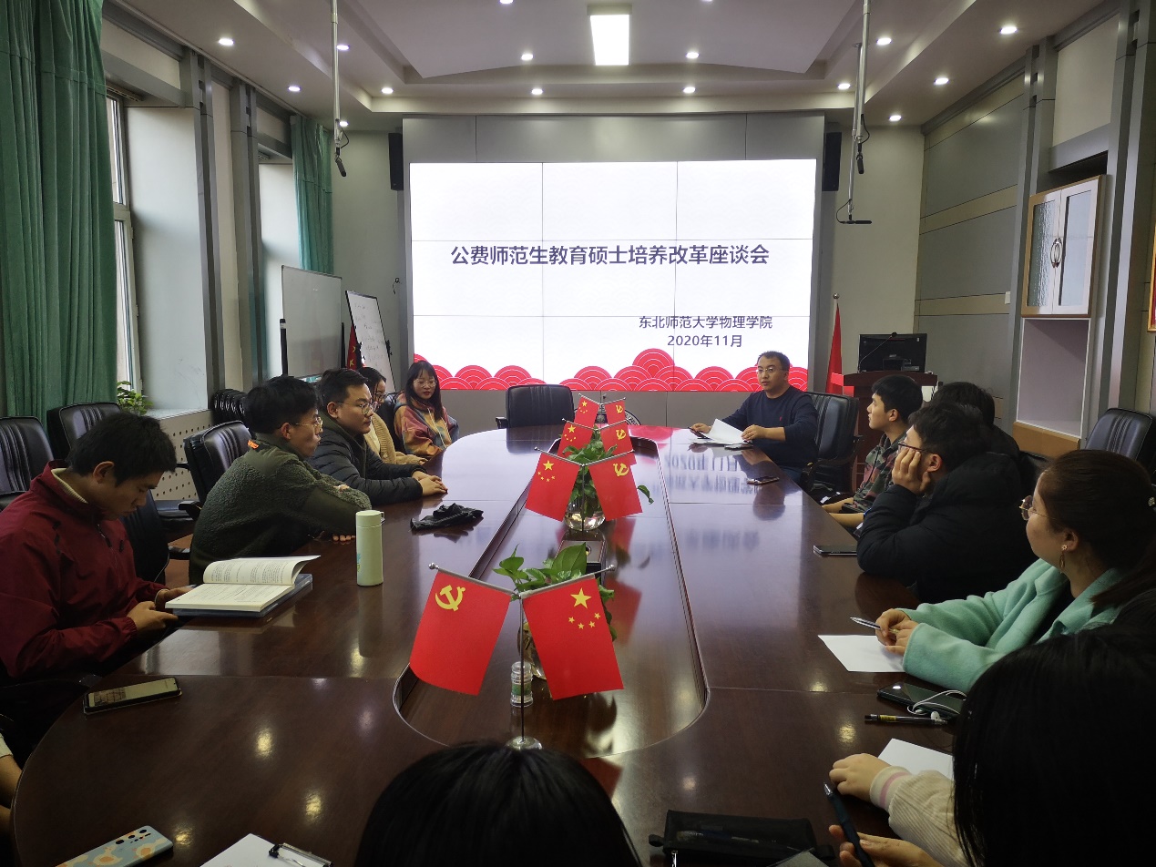 一群人在餐厅里描述已自动生成