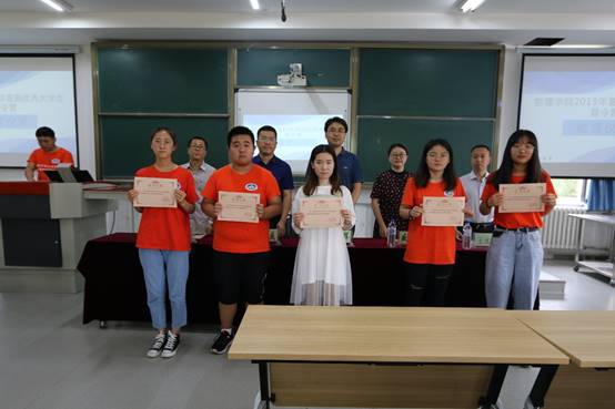 图片包含 地板, 室内, 餐桌, 人员描述已自动生成