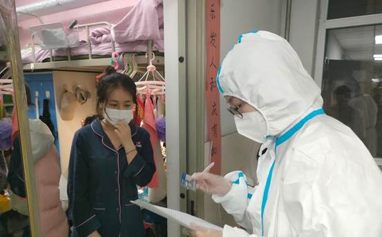 一群人正在拍照描述已自动生成