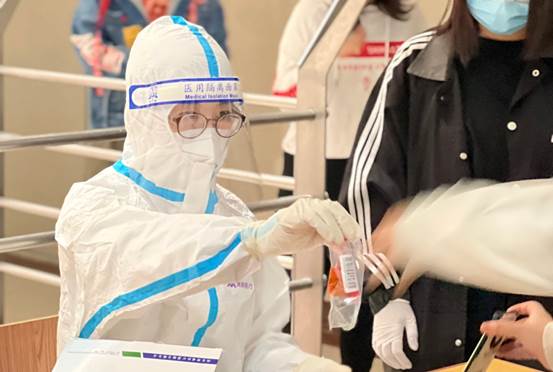 一群人站在街道上描述已自动生成