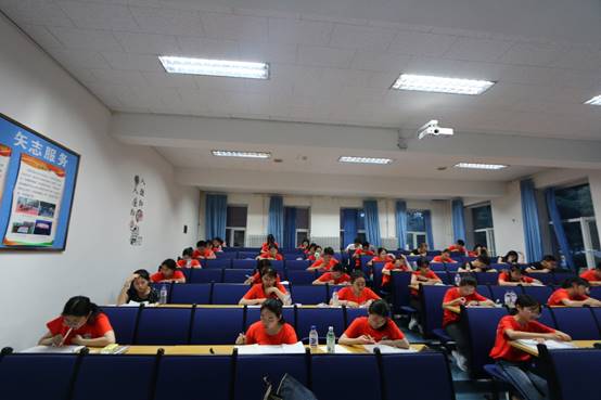 图片包含 天花板, 室内, 墙壁, 人员描述已自动生成