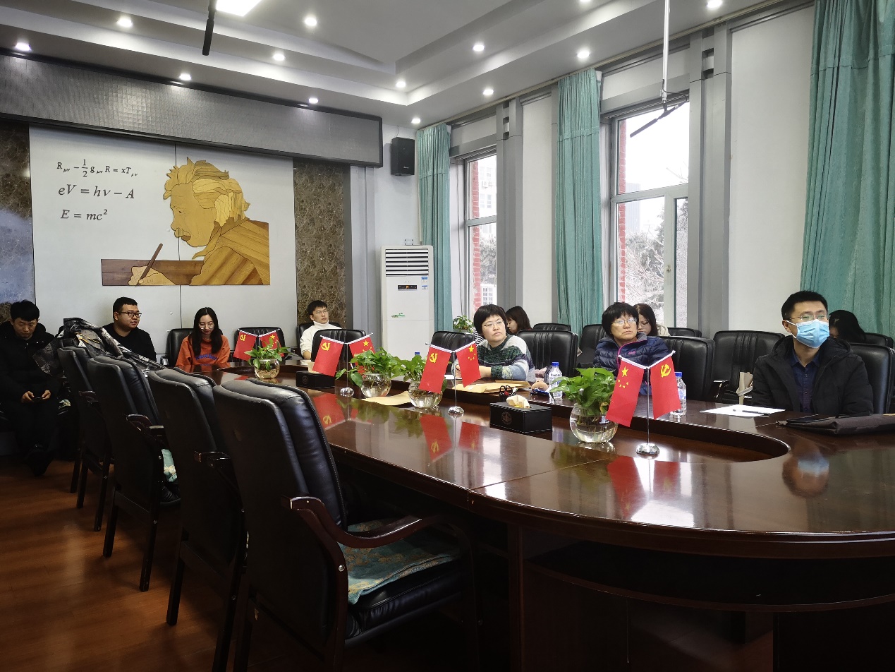 一群人在餐厅吃饭描述已自动生成