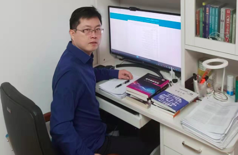 人在玩电脑描述已自动生成