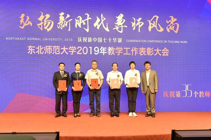 图片包含 人员, 伪装, 餐桌, 照片描述已自动生成