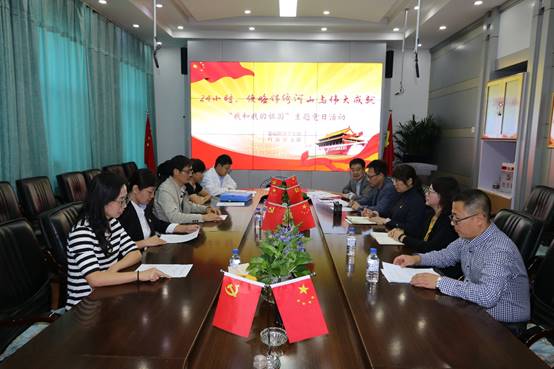 图片包含 室内, 餐桌, 人员, 墙壁描述已自动生成