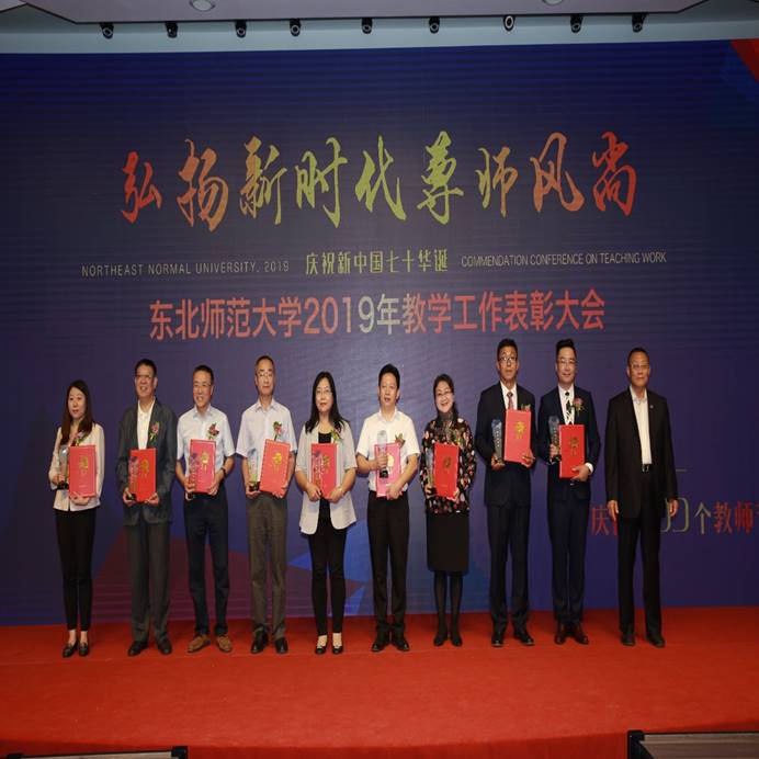 图片包含 人员, 伪装, 人物, 群组描述已自动生成