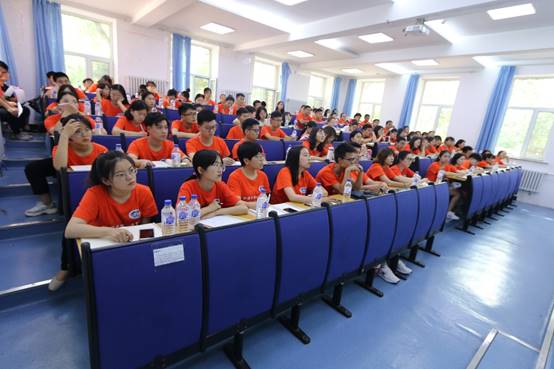 图片包含 室内, 地板, 人员, 天花板描述已自动生成