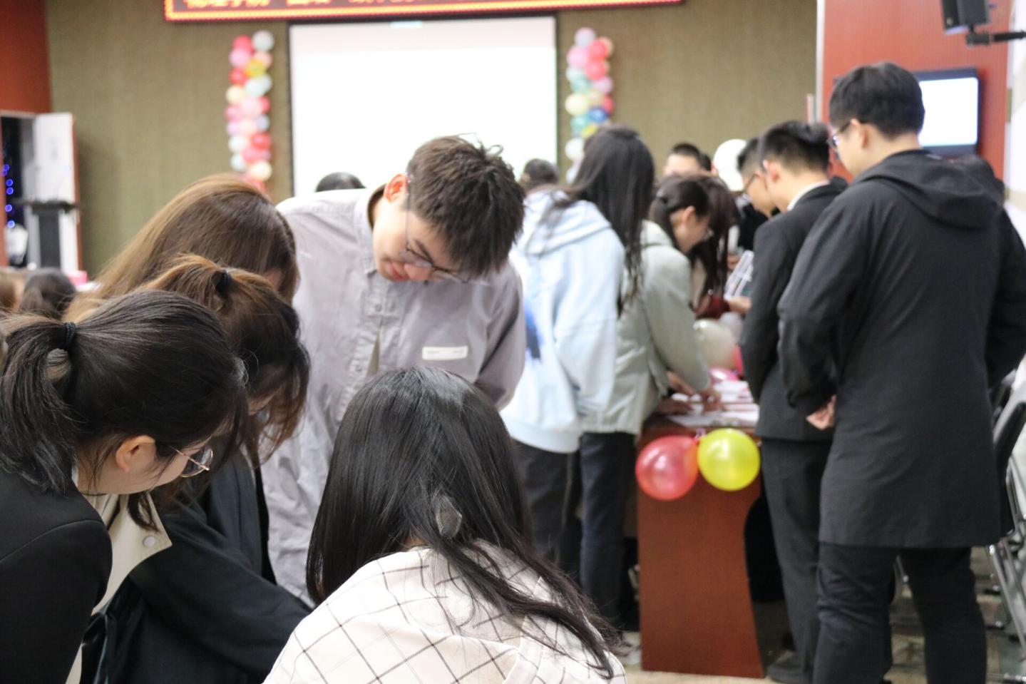 93DE7B370155B69B20695864345982E3