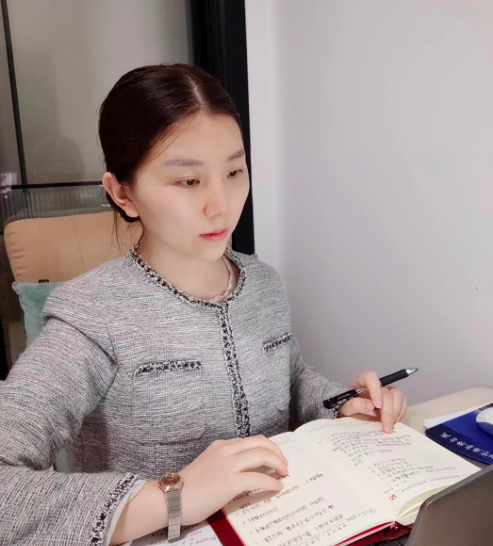 女人拿着手机描述已自动生成