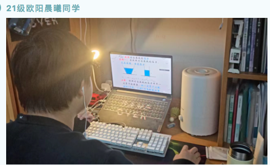 架子上放着许多书和电脑描述已自动生成